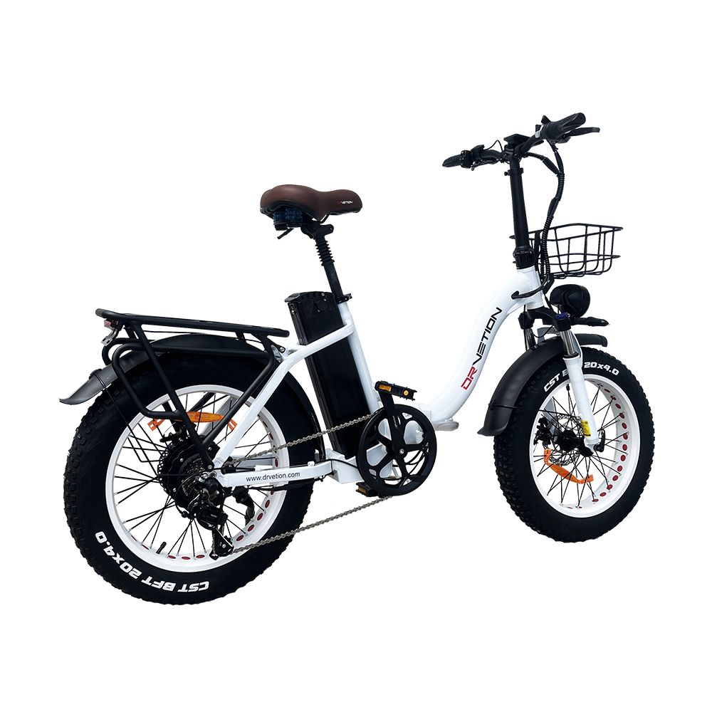 Weißes E-Bike mit Gepäckträger, braunem Sattel und Marke DRVETION.