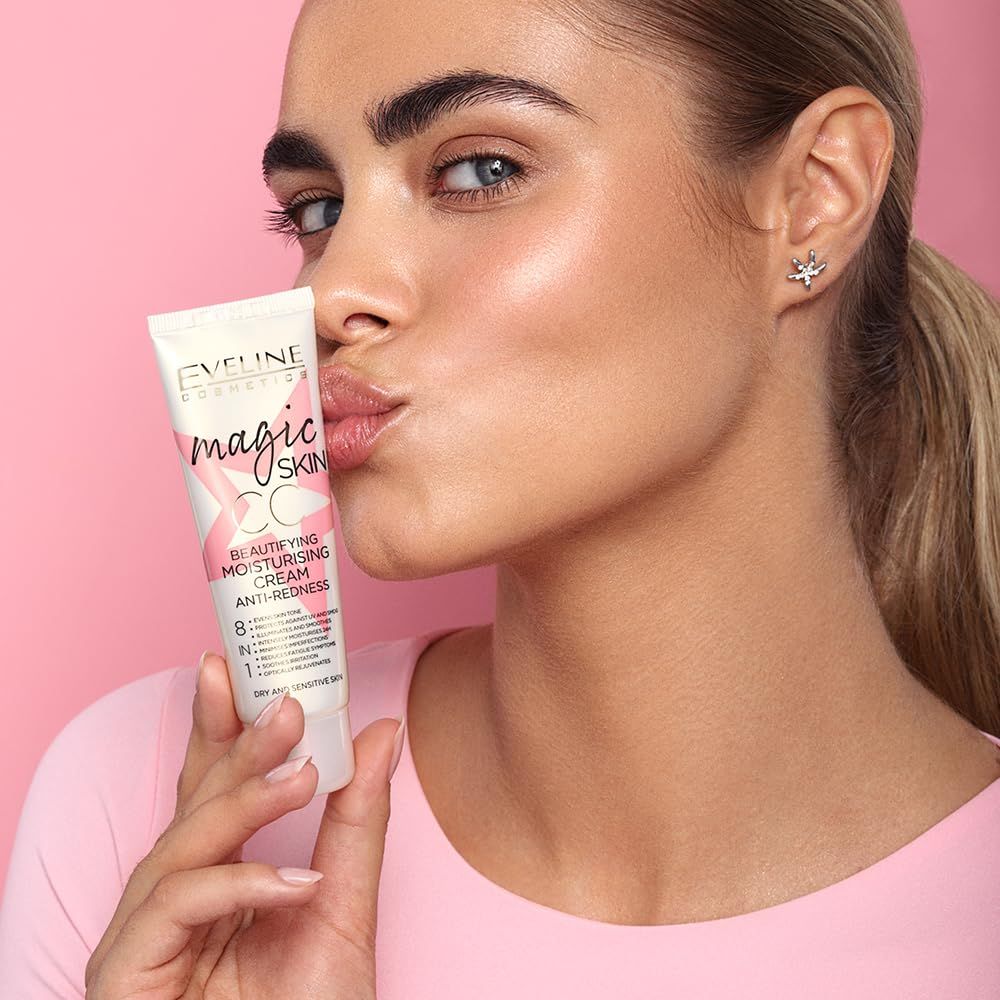 Frau hält Tube 'magic skin CC' vor rosa Hintergrund. Produkt und Gesicht im Fokus.