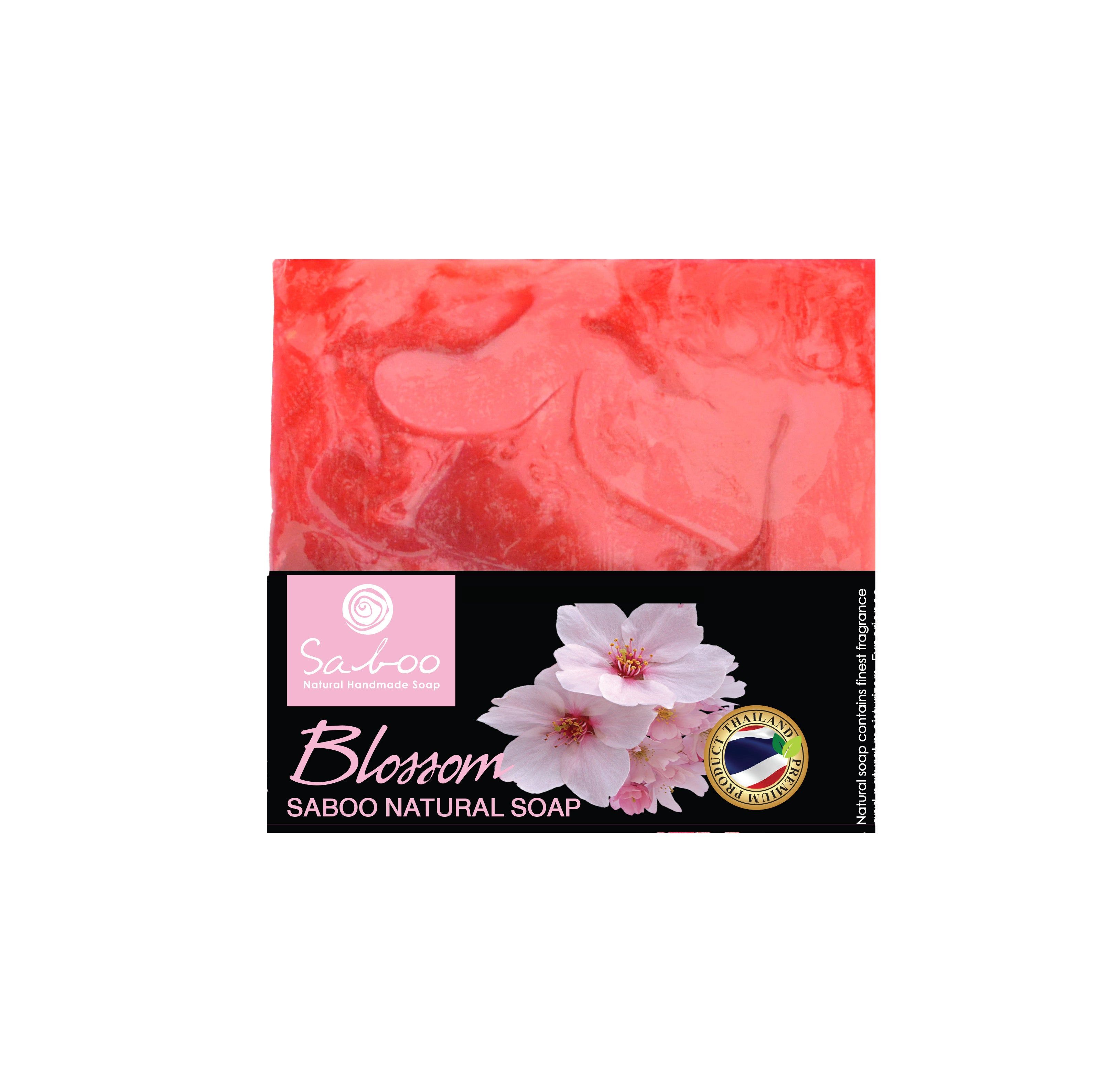 Saboo Naturseife MP – Blüte. Rote Seife mit Blütenmotiv und schwarzer Verpackung. Marke und Produktname sichtbar.