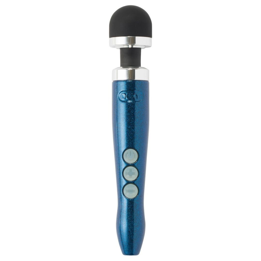 Blauer Vibrator mit drei Knöpfen. Schwarzer Kopf. Silberne Akzente. Doxy-Logo.
