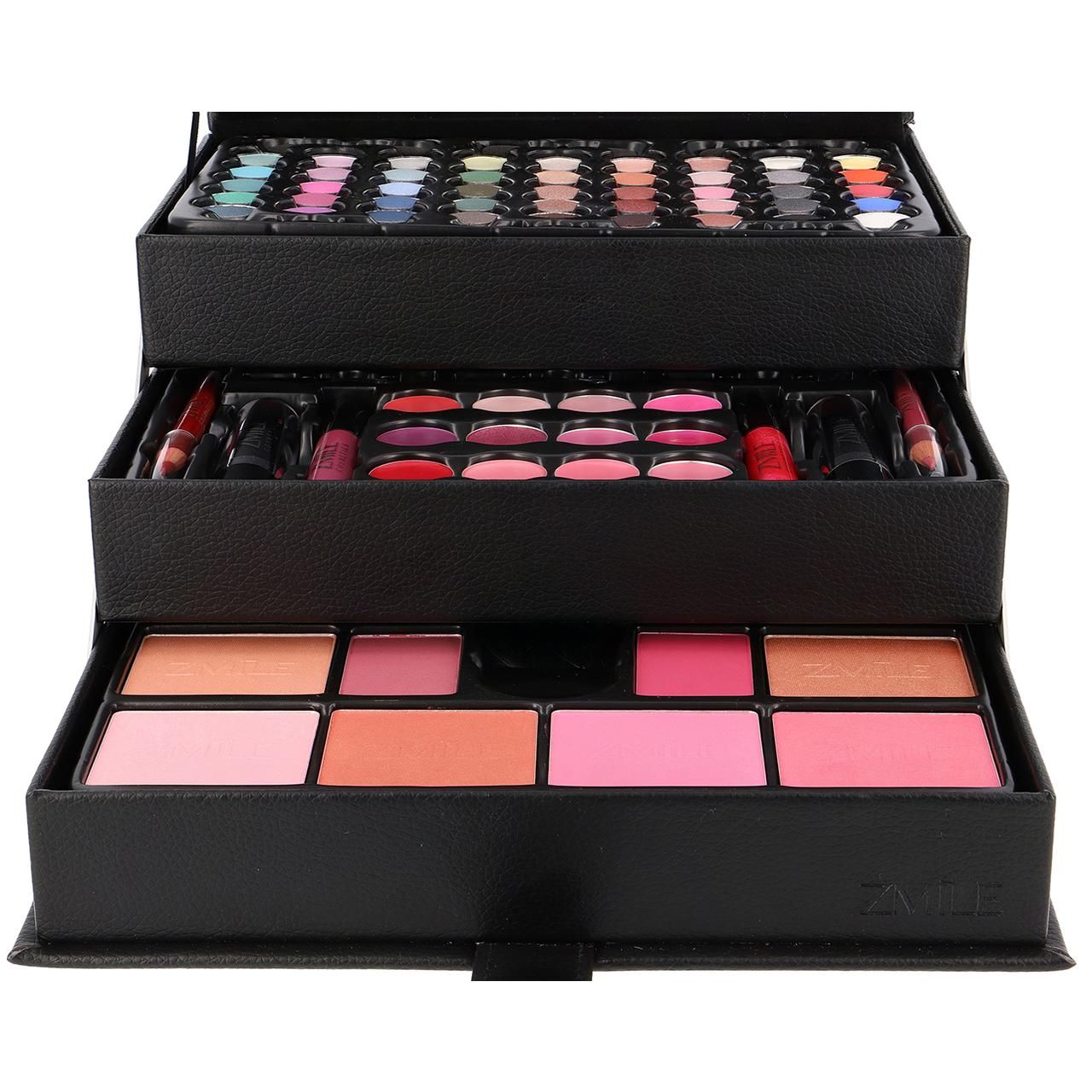Schwarzer Kosmetikkoffer mit mehreren Ebenen. Enthält Lidschatten, Lippenstifte und Rouge. ZMILE-Logo sichtbar.