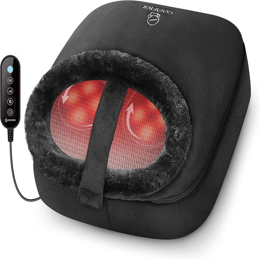 Schwarzes, rechteckiges Fußmassagegerät mit 6 roten rotierenden Massageköpfen und einem seitlichen Controller. Eine Person benutzt es.