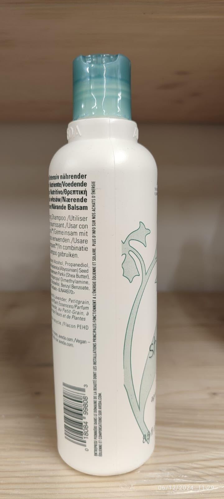 Weiße Flasche, blaue Kappe. Rückseite mit Text in mehreren Sprachen. Inhaltsstoffe, Herstellerinformationen.