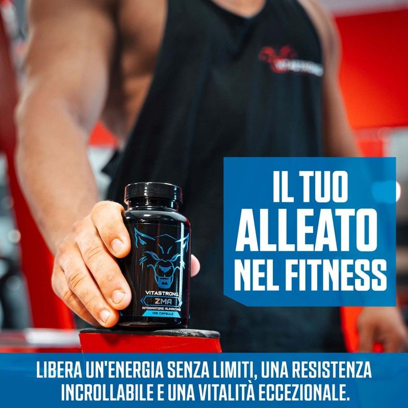 Person hält eine Flasche Vitastrong ZMA. Aufschrift: Dein Verbündeter im Fitness. Schwarzes T-Shirt. Roter Untergrund.