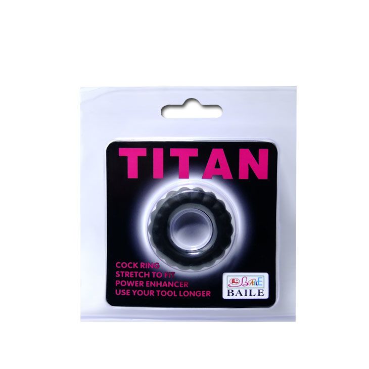 Schwarzer Cockring mit gerillter Außenseite in Blisterverpackung mit der Aufschrift TITAN.