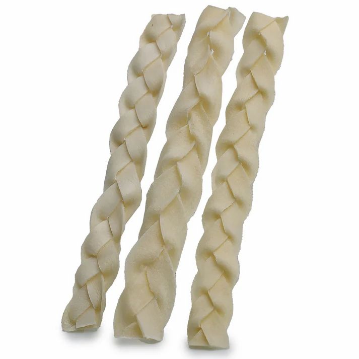 Drei geflochtene Lammhautzöpfe. Helle Farbe, längliche Form. Auf weißem Hintergrund.