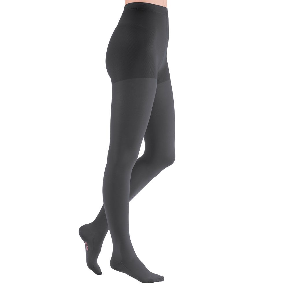 Graue Strumpfhose, Seitenansicht. Zeigt das Produkt am Körper. Schwarzer Bund, Fußbereich mit Logo.