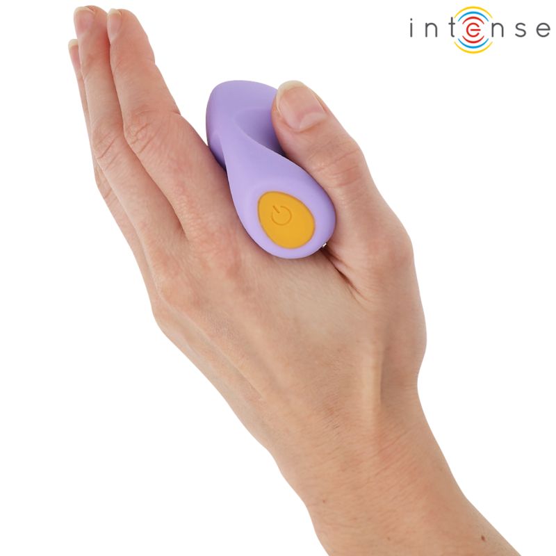 Lila Stimulator in Hand gehalten. Gelber Knopf. Marke Intense.