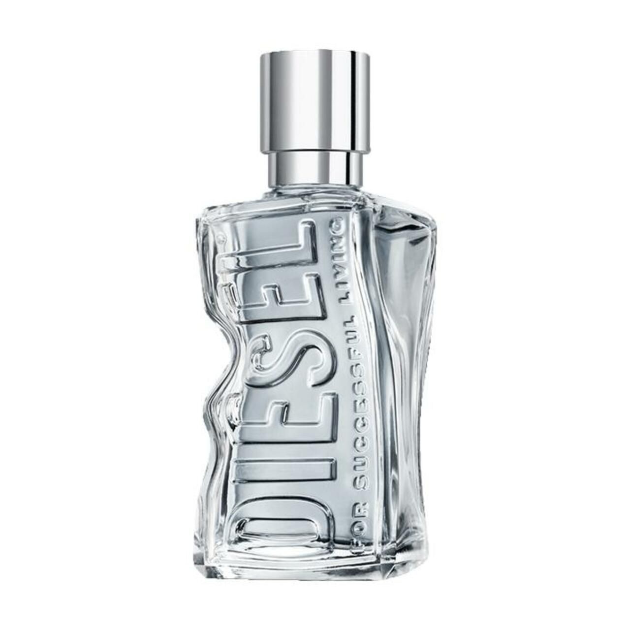 Klarer Parfümflakon mit silbernem Verschluss. Geprägter "DIESEL" Schriftzug.