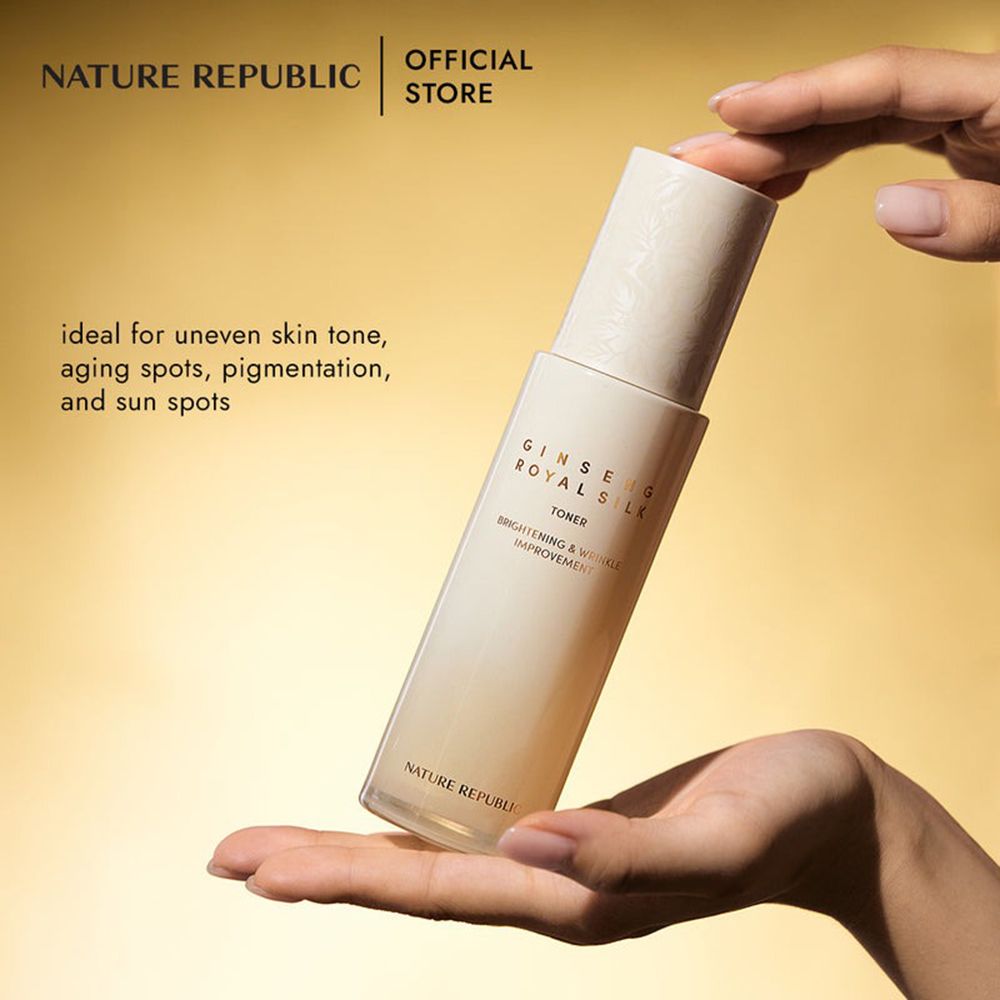 Produkt in Hand gehalten. Aufschrift: Ginseng Royal Silk Toner. Marke: NATURE REPUBLIC. Text: ideal für ungleichmäßigen Hautton.