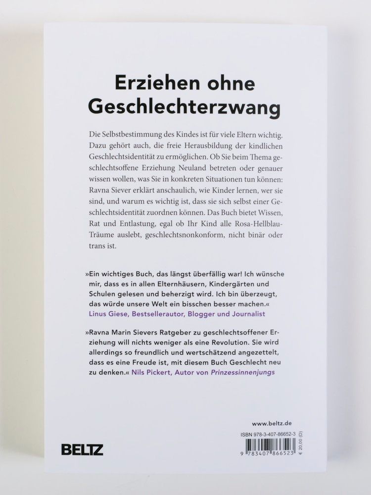 Buchrückseite: Titel "Erziehen ohne Geschlechterzwang". Text und Zitate. Verlag Beltz. ISBN-Code.