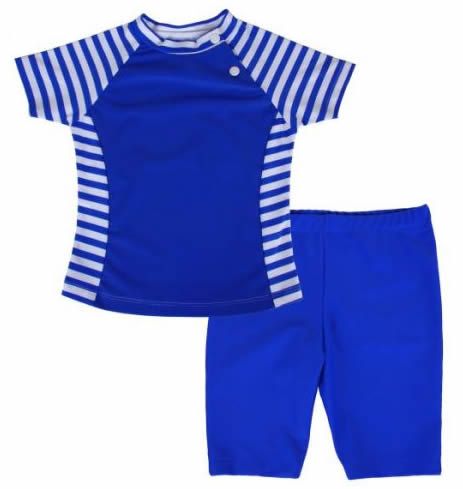 Zweiteiliger UV-Schutz Badeanzug. Oberteil blau mit weißen Streifen an den Ärmeln. Kurze blaue Hose. Knopf am Kragen.