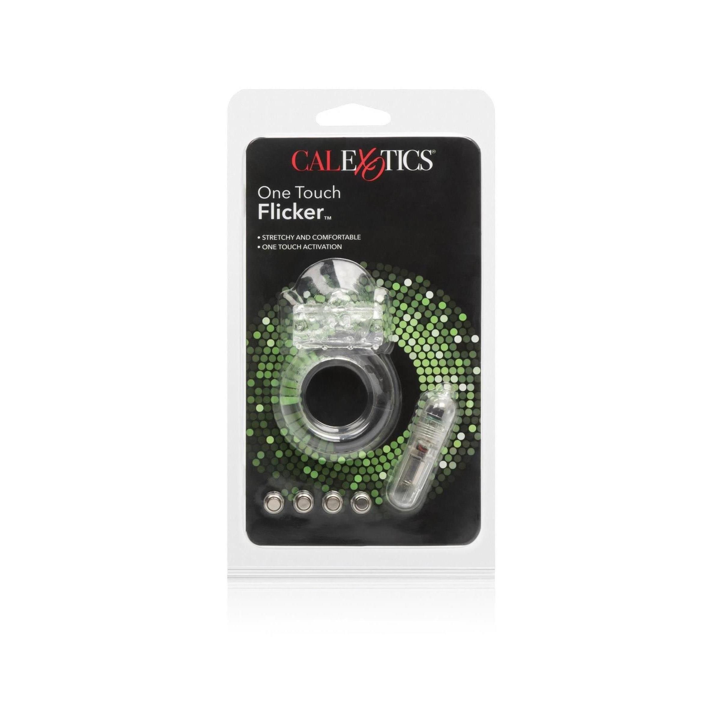 Verpackung mit einem transparenten Ring und einem Vibrator. Aufschrift: CalExotics One Touch Flicker. Schwarzer Hintergrund mit grünen Punkten.