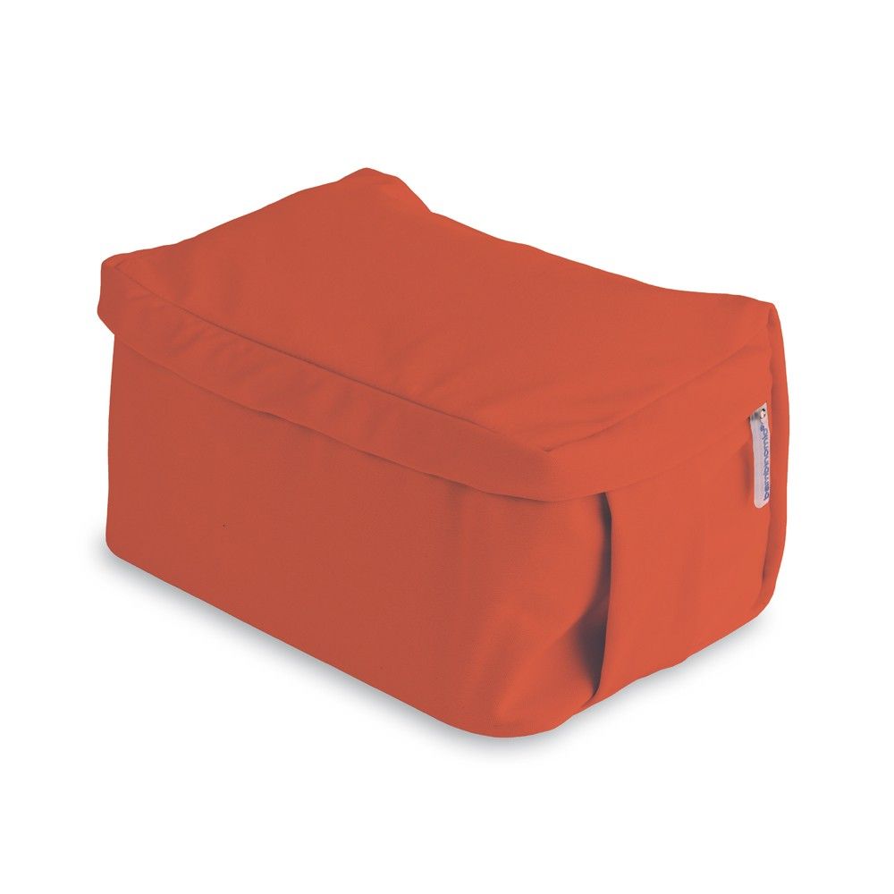 Orangefarbene Box für nasse Windeln. Rechteckig, mit Deckel und seitlichem Schlitz. Kleines Etikett an der Seite.