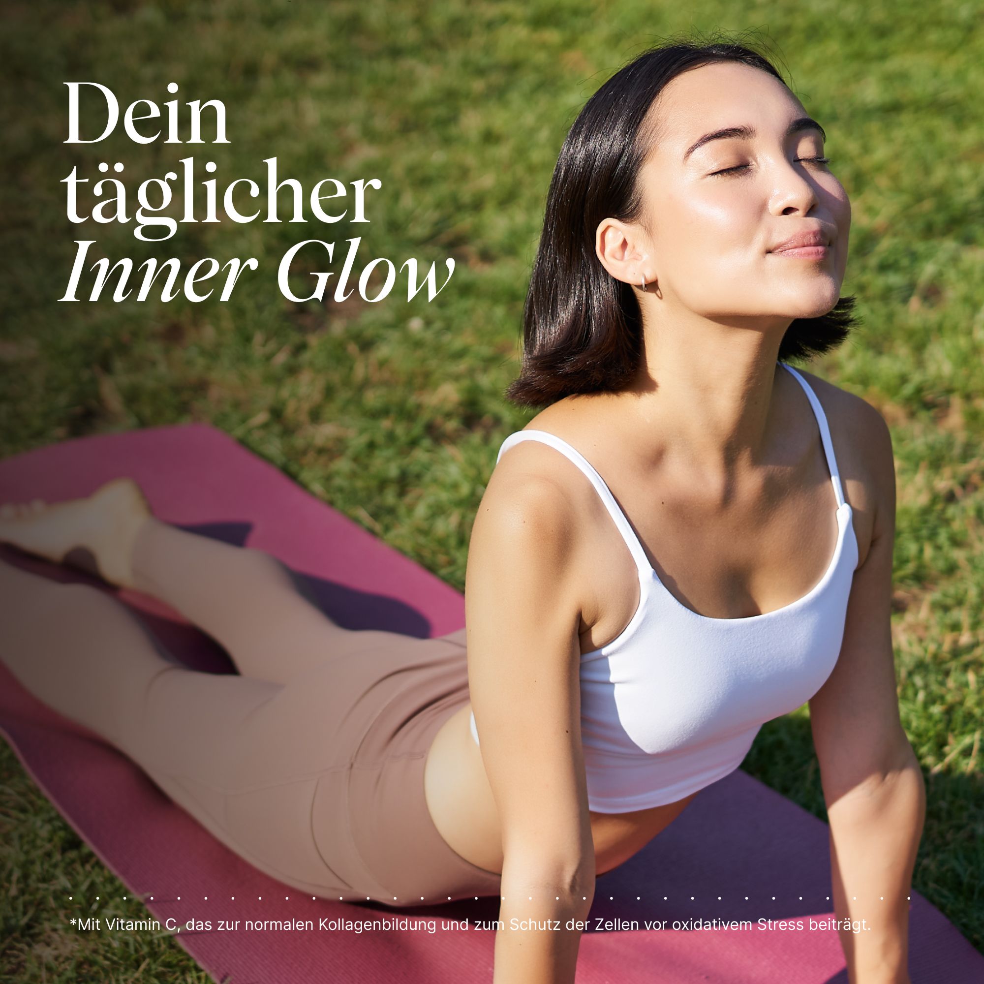 Frau in Yoga-Pose im Freien, genießt die Sonne. Text: Dein täglicher Inner Glow.