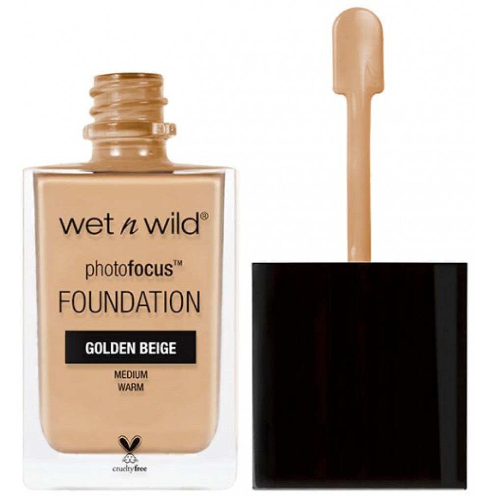 Wet n Wild Photofocus Foundation. Golden Beige. Flasche mit geöffnetem Deckel und Applikator. Cruelty-free Logo.