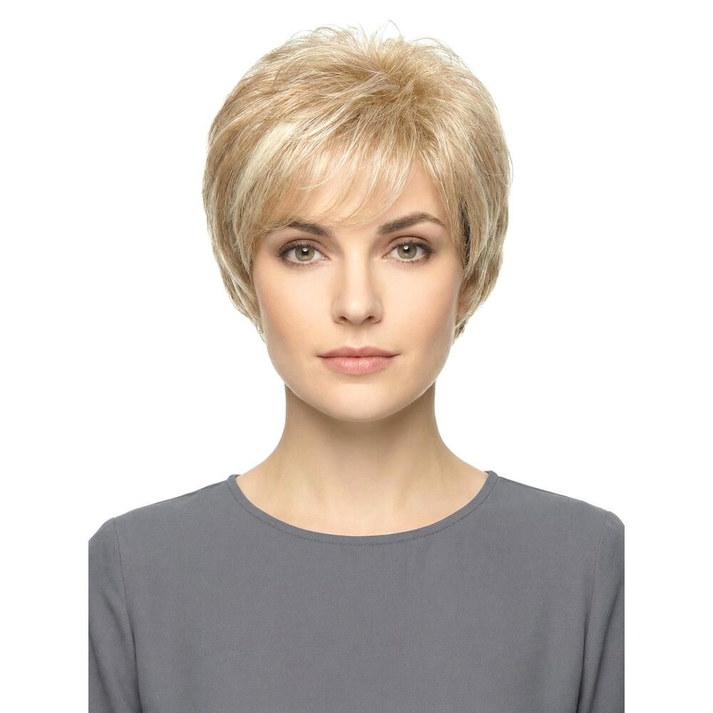 Kurzhaarperücke mit blonden Strähnen. Frontale Ansicht einer Frau mit Perücke und grauem Oberteil.