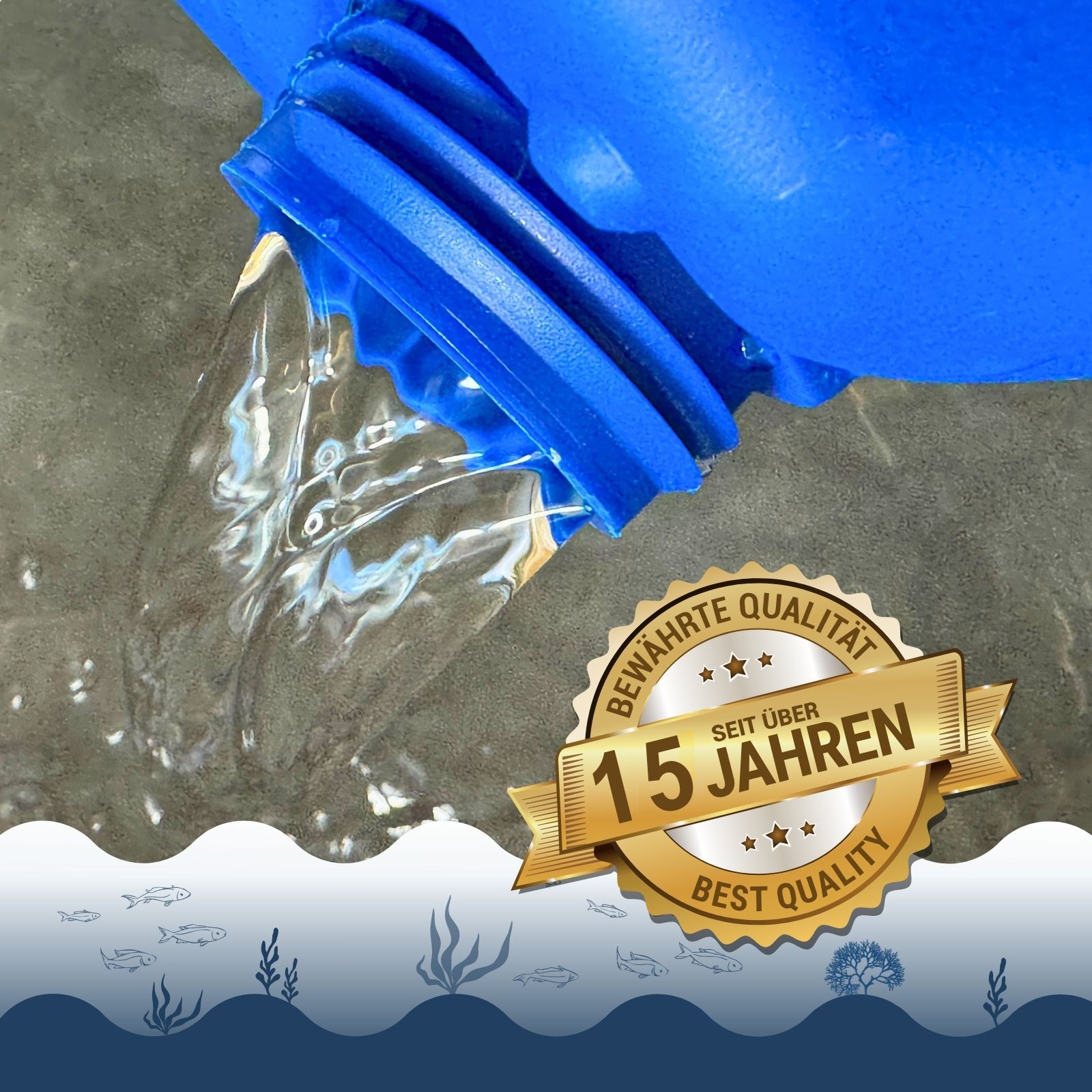 Klarer Teichklärer wird aus einem blauen 5L Kanister gegossen. Goldene Medaille: Bewährte Qualität seit über 15 Jahren.