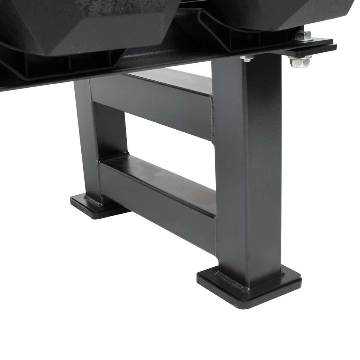 Nahaufnahme des schwarzen Metallfußes eines Hantelablagegestells. Rechteckige Basis mit zwei vertikalen Streben, verbunden durch eine horizontale Strebe.