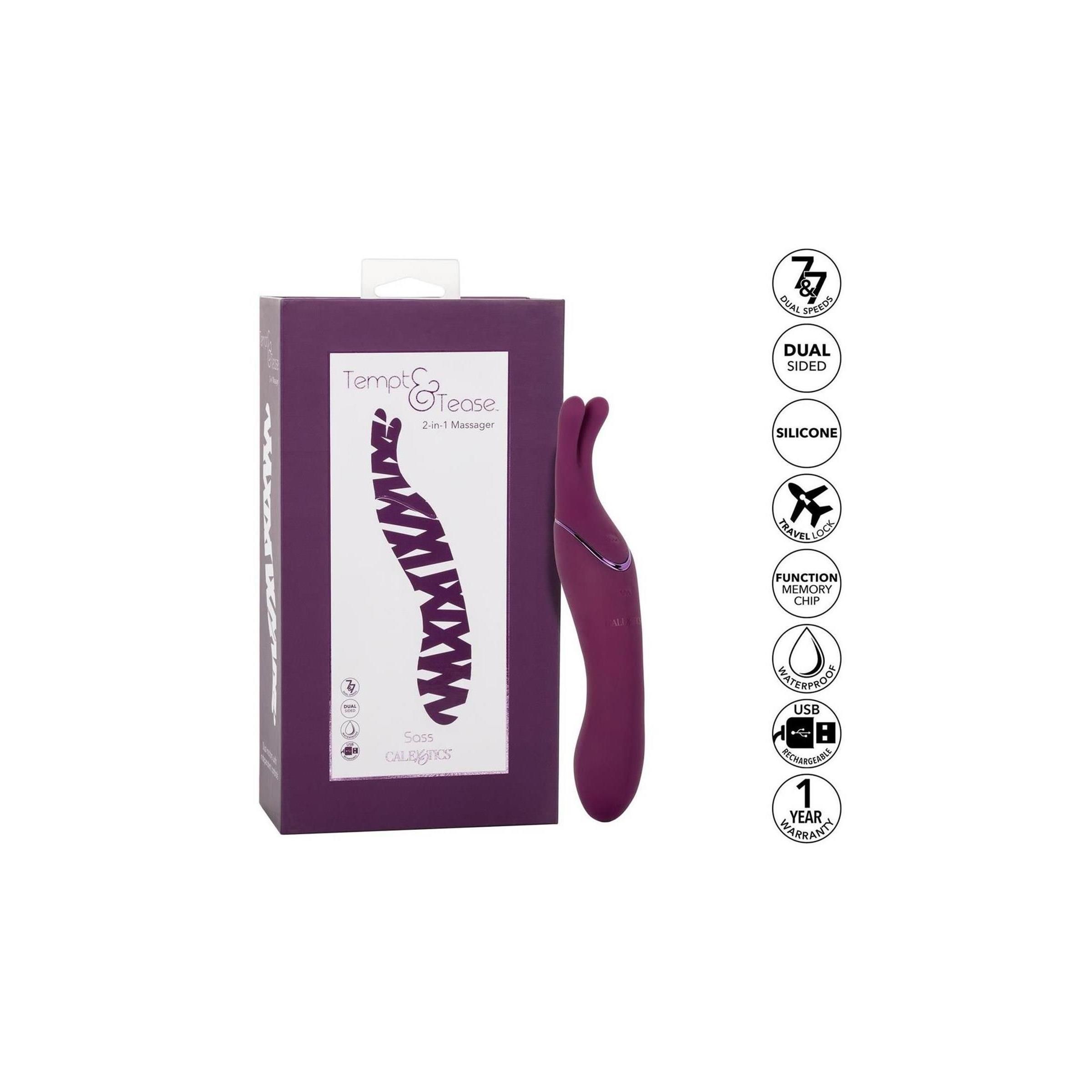 CalExotics Tempt & Tease Sass in Verpackung. Lila Massagegerät und Box. 2-in-1-Massagegerät. Silikon, USB-Ladeanschluss.