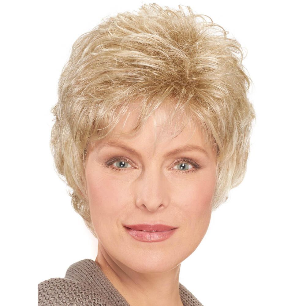 Perücke Mia von Lofty, blond, kurze Frisur. Frau mit Perücke, Blick nach vorne.