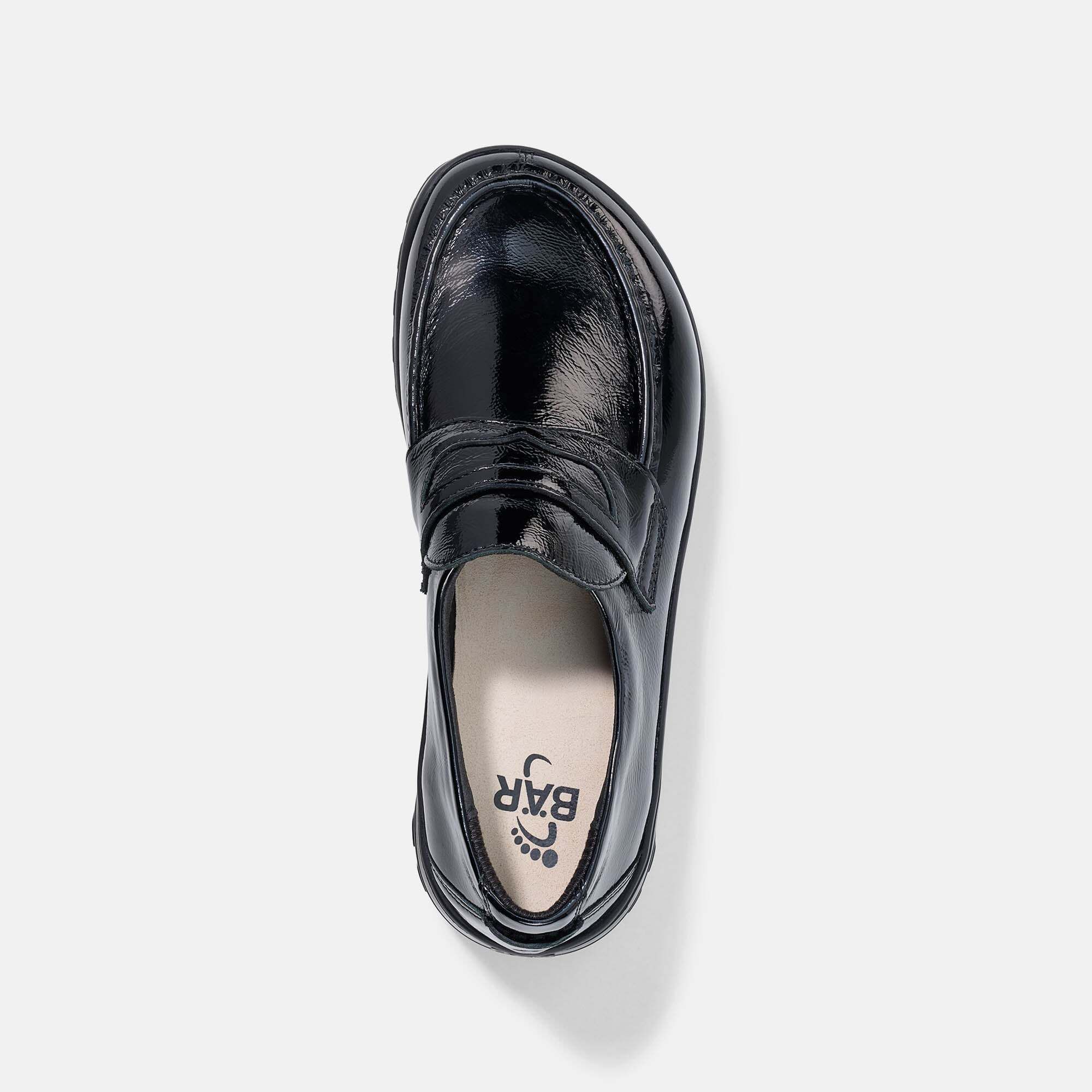 Schwarzer Lack-Slipper, breite Passform, Ansicht von oben mit Plateau-Sohle.