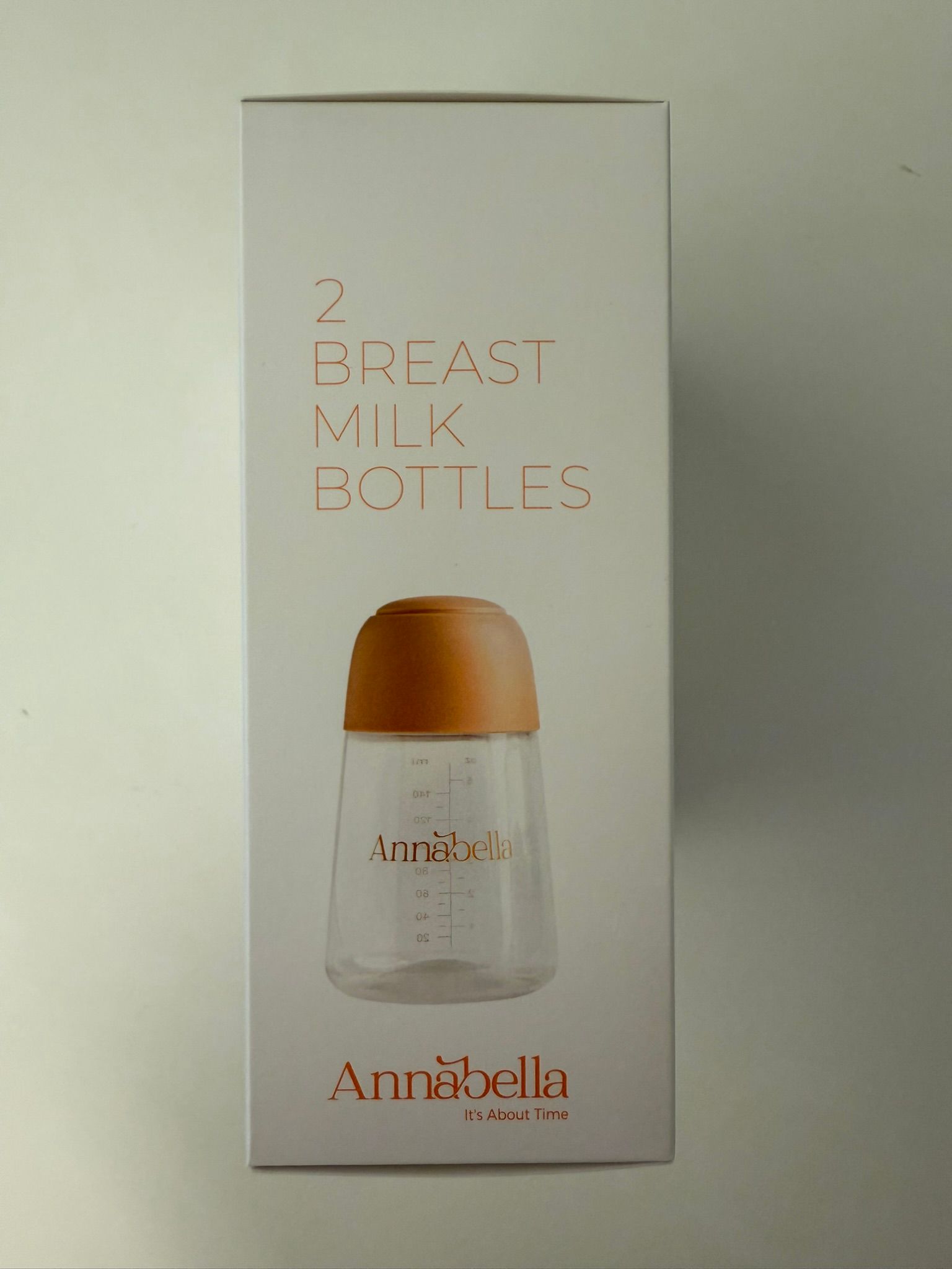 Vorderseite der Verpackung. Text: 2 BREAST MILK BOTTLES. Flasche mit Deckel.