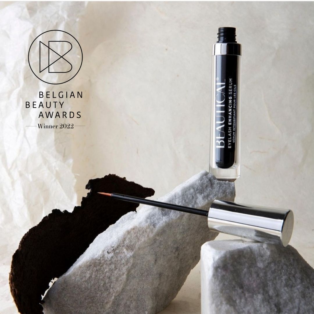 Beautical Wimpernserum mit Auszeichnung. Schwarze Flasche, silberne Kappe, Applikator. Belgian Beauty Awards 2022.