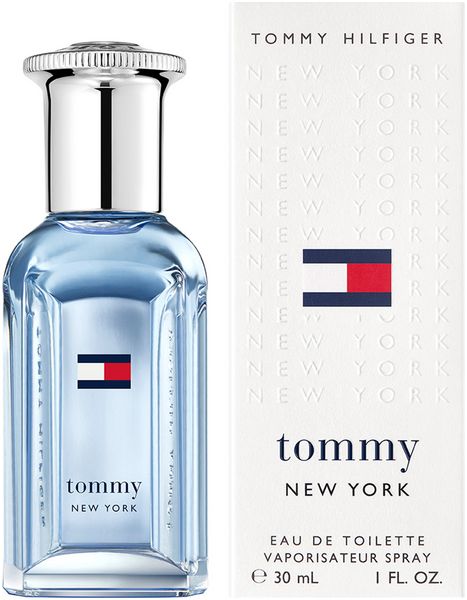 Hellblaues Parfümflakon neben weißer Verpackung. Tommy Hilfiger Logo und Schriftzug "New York" auf beiden.