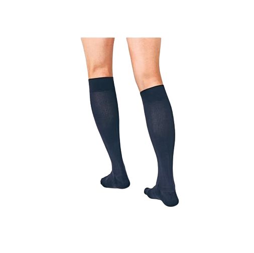 Dunkelblaue Kompressions-Kniestrümpfe an Beinen. Der Strumpf bedeckt den Fuß und reicht bis zum Knie. Der Hintergrund ist weiß.