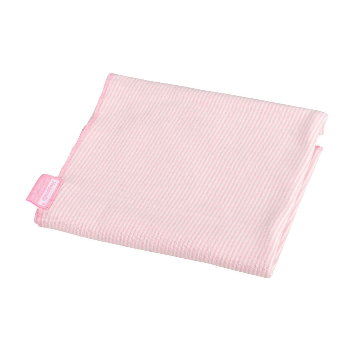Rosa-weiß gestreifte Babydecke. Aufgenähtes Etikett mit Schriftzug. Gefaltet, diagonale Ansicht.