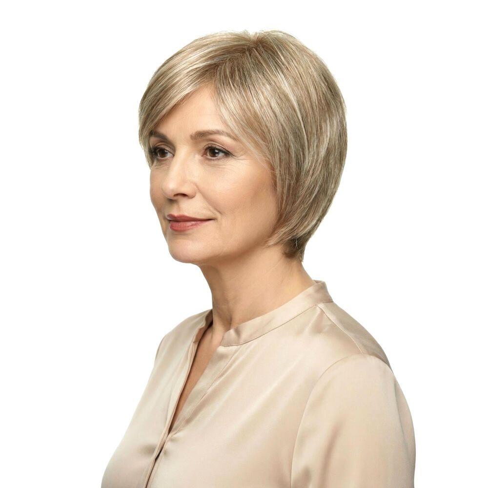 Kurzhaarperücke in Blondtönen, seitliche Ansicht einer Frau. Haarschnitt mit Pony.