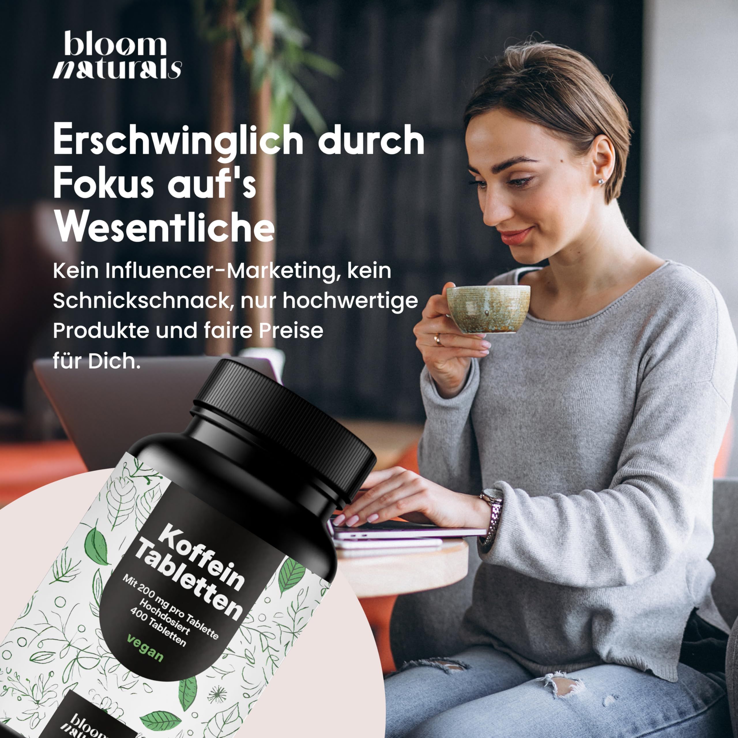 Frau sitzt am Tisch, trinkt. Flasche mit Etikett: Koffein Tabletten, 200 mg, 400 Tabletten, vegan. Text: Erschwinglich durch Fokus auf Wesentliche.