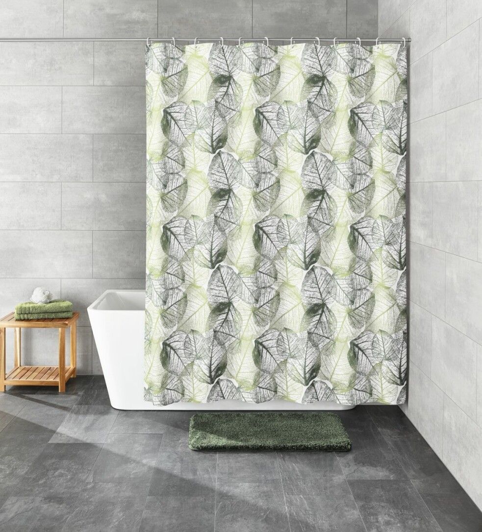 Duschvorhang mit Blättermuster in Badezimmer. Grün-grau. Badewanne, Handtücher, Badematte.