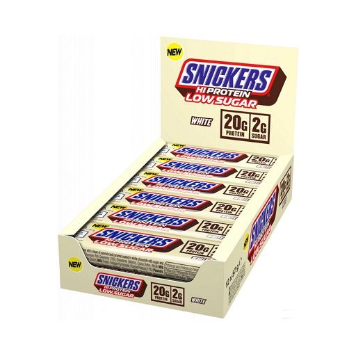 Karton mit Snickers Low Sugar Proteinriegeln. "Snickers"-Logo, "Hi Protein Low Sugar" und Nährwertangaben. Einzelne Riegel sichtbar.