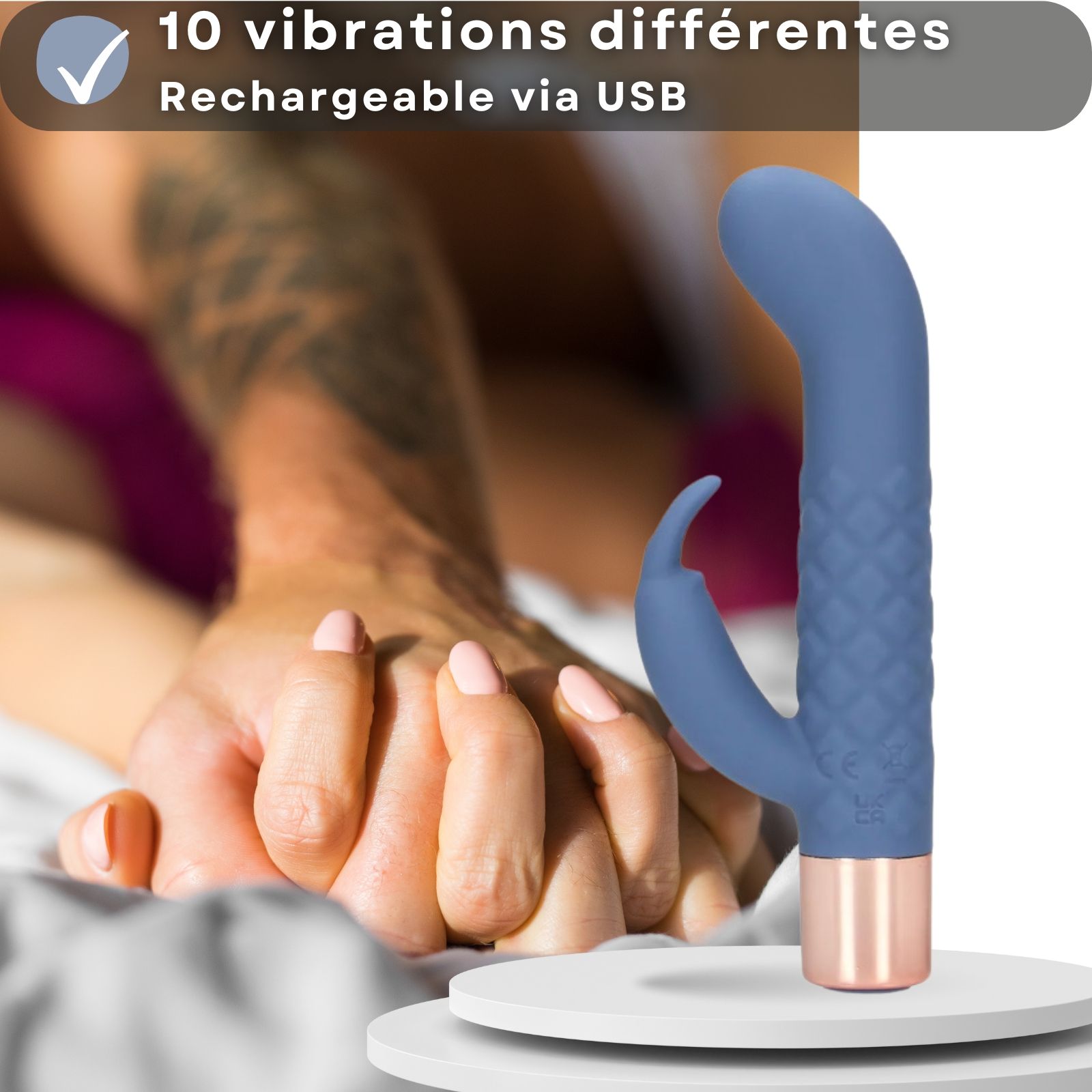 Vibrateur bleu avec base or rose. Mains jointes. Produit sur socle.