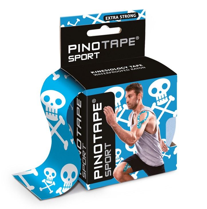 Blaues Kinesiologie-Tape mit Totenkopfmuster. Verpackung mit Produktname und Abbildung eines Mannes mit Tape-Applikation.
