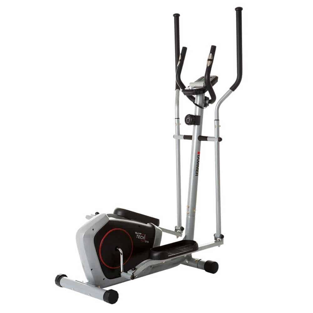 Crosstrainer mit silbernem Rahmen, schwarzen Griffen und Pedalen. Roter Akzent am Gehäuse. Marke HAMMER.