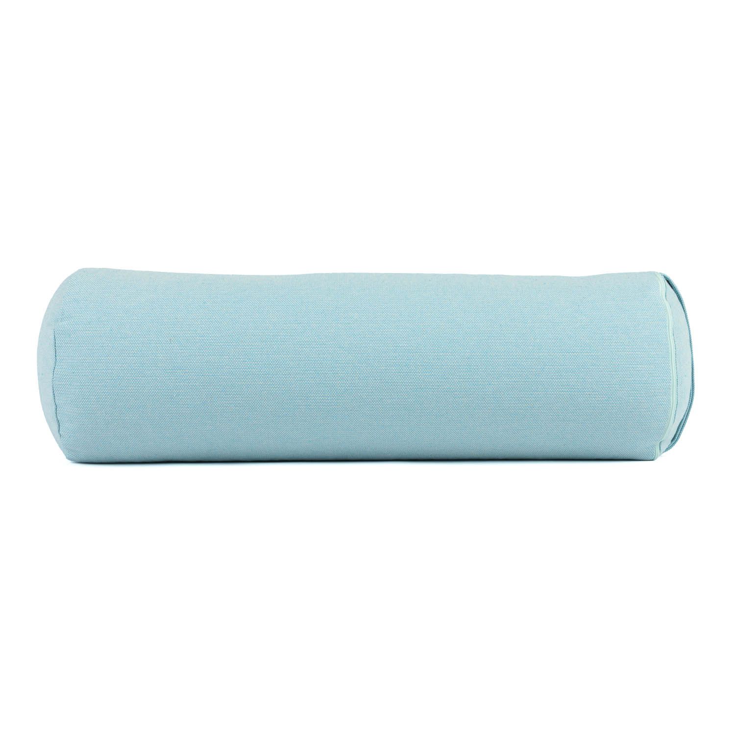Hellblaues Yoga-Bolster in zylindrischer Form. Aus Stoff. Auf weißem Hintergrund.