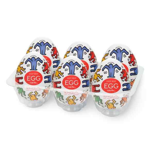 Sechs Eier in transparenter Verpackung. Jedes Ei mit farbigen Figuren und Text. Marke TENGA.