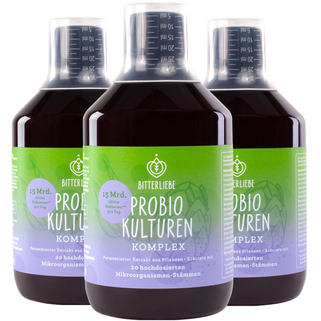 Drei Flaschen mit grünen Etiketten. Aufschrift: PROBIO KULTUREN KOMPLEX. Messskala am Flaschenhals. 15 Mrd. Bakterien.