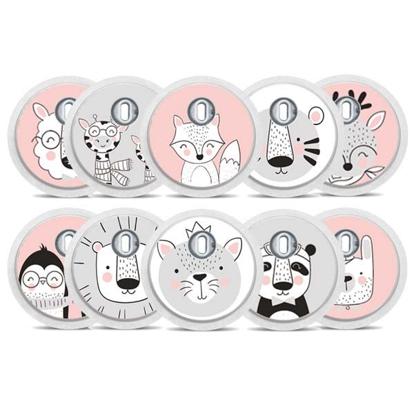 Runde Aufkleber mit Tiergesichtern. Rosa Hintergrund, weißer Rand. Verschiedene Designs: Lama, Giraffe, Fuchs, Löwe, Reh, Pinguin, Katze, Panda.