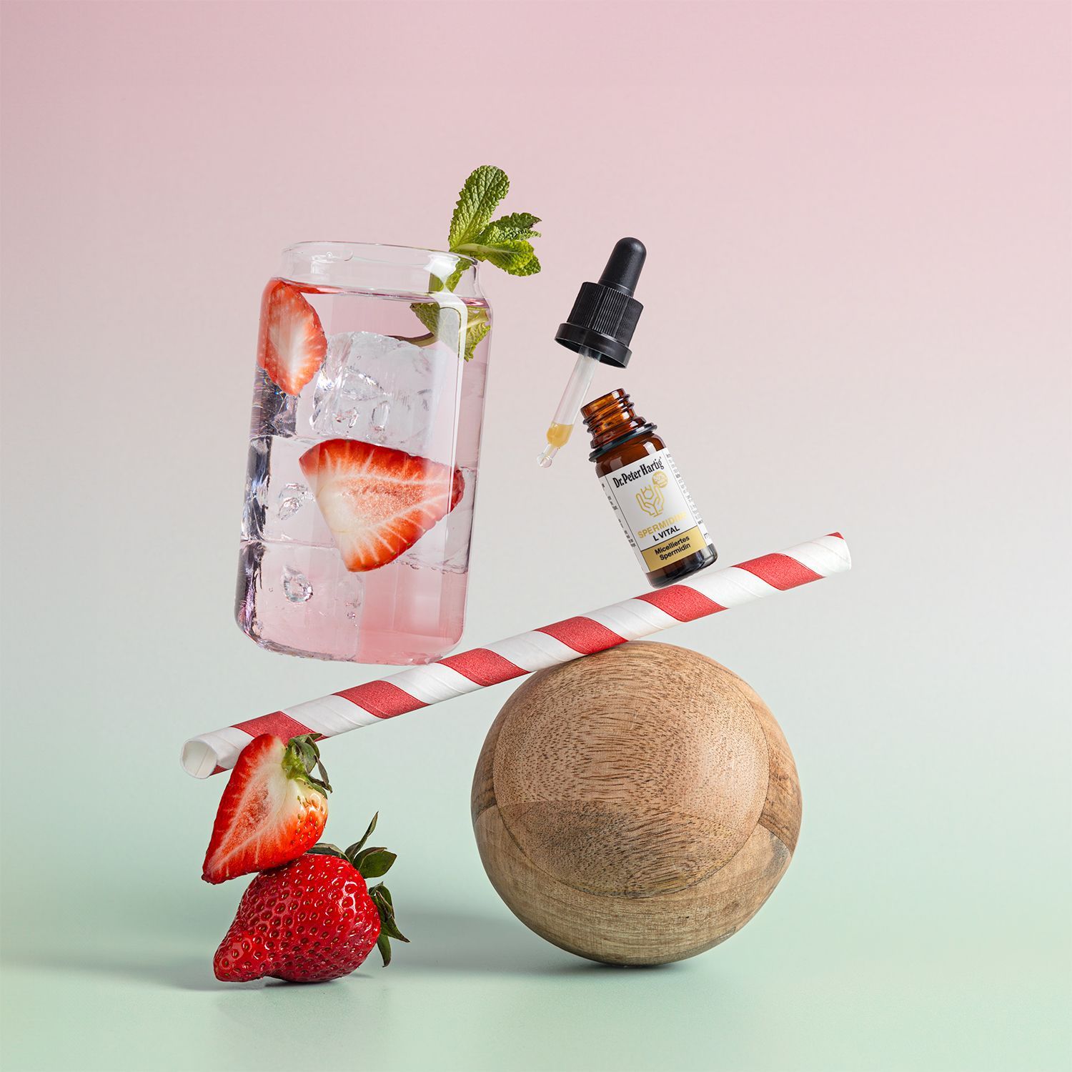 Mann am Tisch, mit Produkt und Verpackung. Aufschrift: Dr. Peter Hartig. Produkt: Spermidine L Vital.