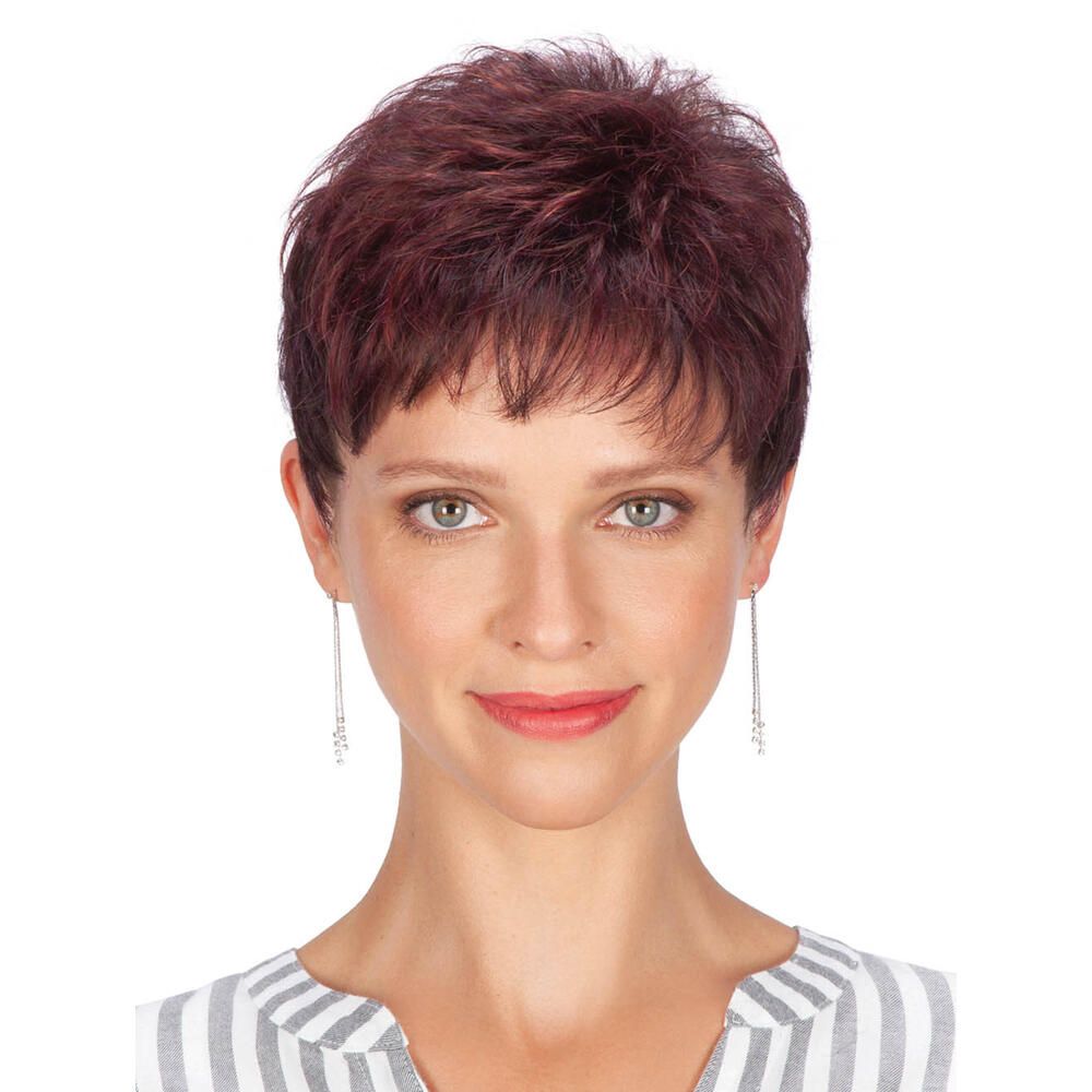 Kurzhaarperücke in Burgunderrot. Frontale Ansicht einer Frau mit Perücke und Ohrringen. Gestreiftes Oberteil.