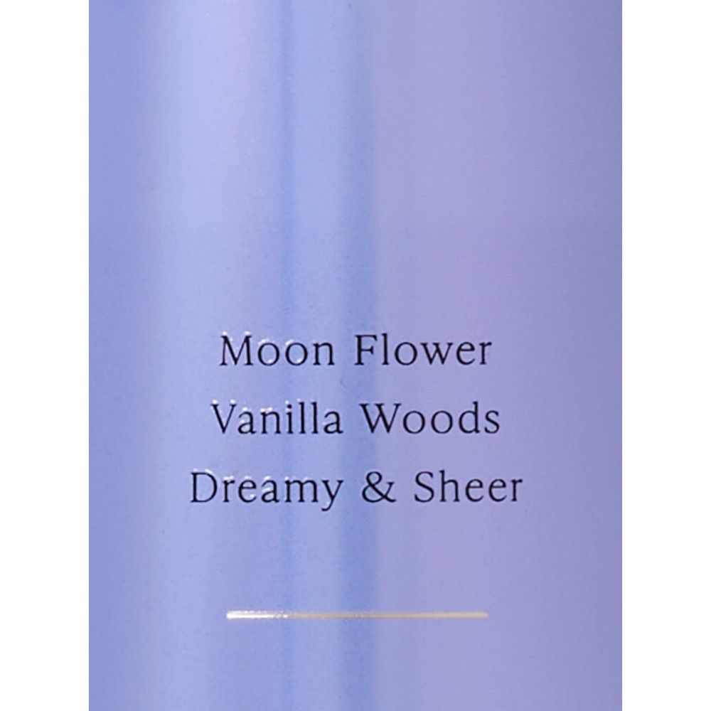 Nahaufnahme des Etiketts mit den Texten "Moon Flower", "Vanilla Woods" und "Dreamy & Sheer".