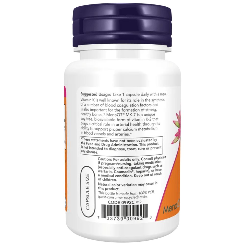 Rückseite der Flasche. Enthält Anwendungshinweise und Warnhinweise. Enthält Vitamin K2. Mit Barcode.