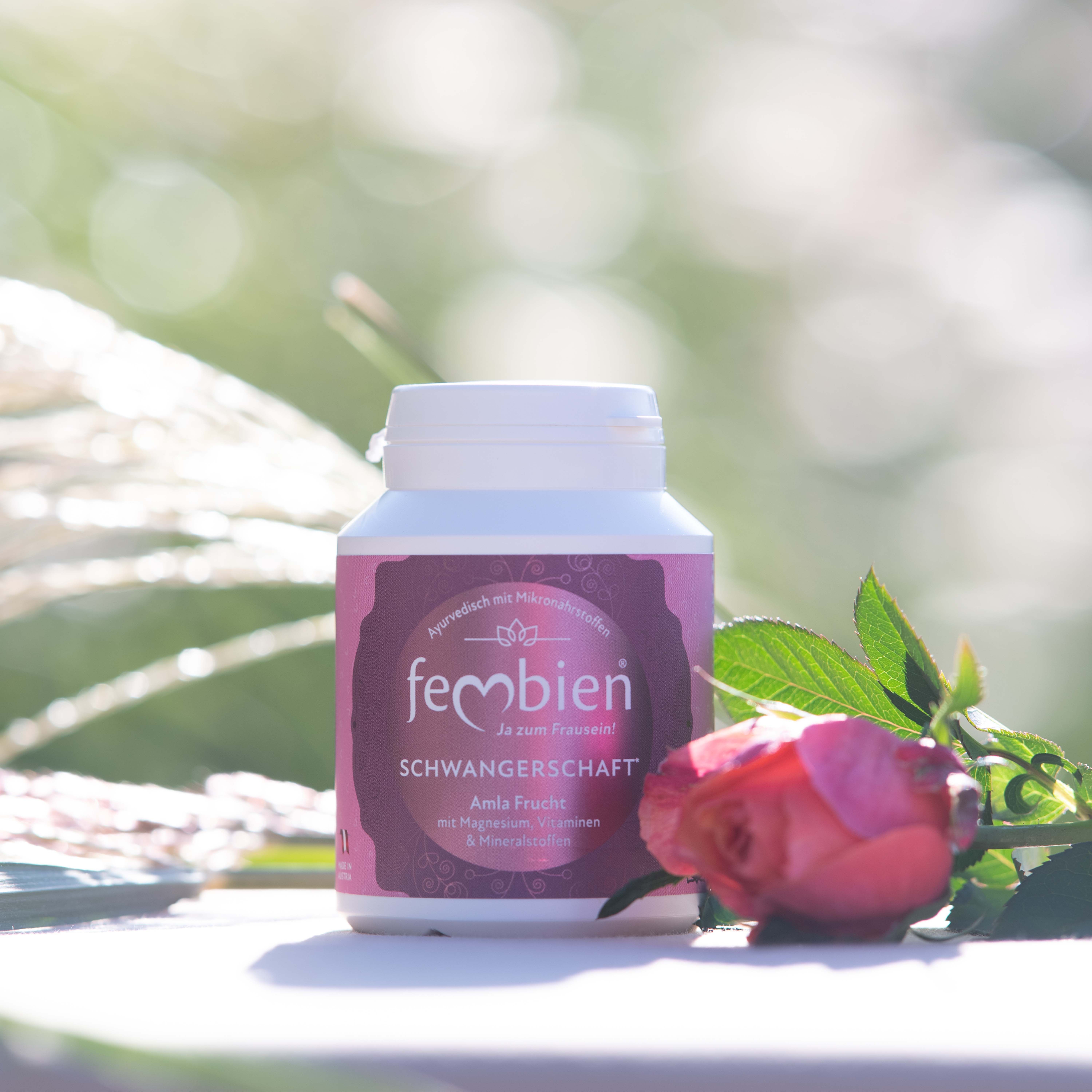 Weiße Flasche mit rosa Etikett, neben Rose. Aufschrift: Fembien Schwangerschaft.