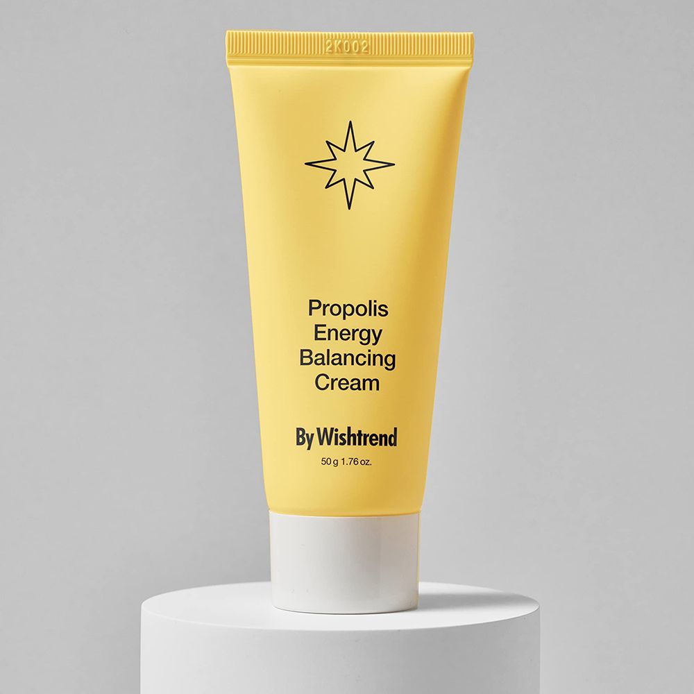 Gelbe Tube auf Sockel. Text: Propolis Energy Balancing Cream, By Wishtrend. 50g 1.76 oz. Stern-Symbol.