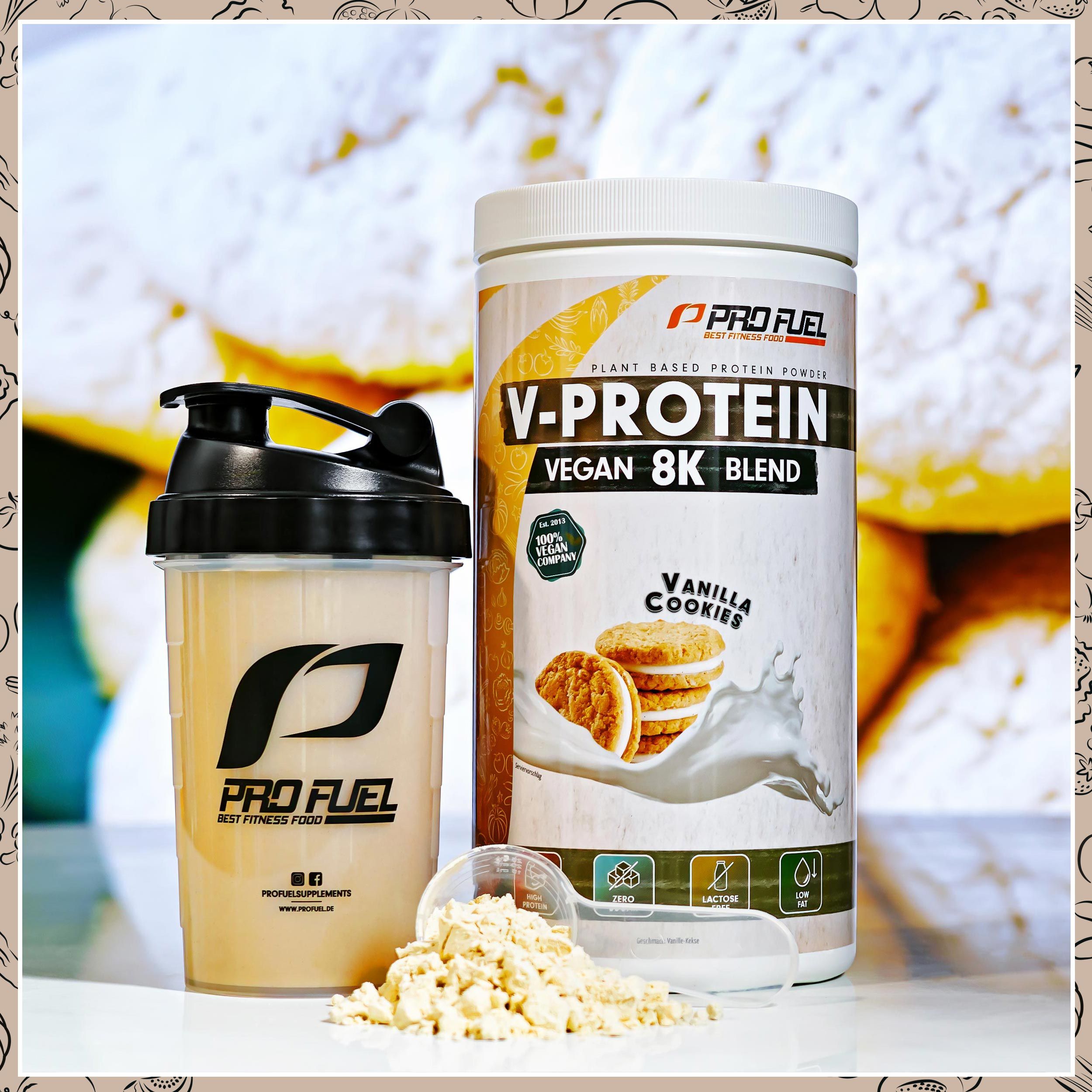 Pro Fuel V-Protein 8K Vegan Blend Vanille Cookies: Proteinpulver mit Shaker und Messlöffel.