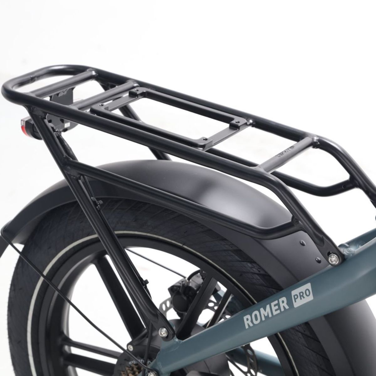 Gepäckträger am Heck. Schwarzer Rahmen. Romer Pro-Logo.